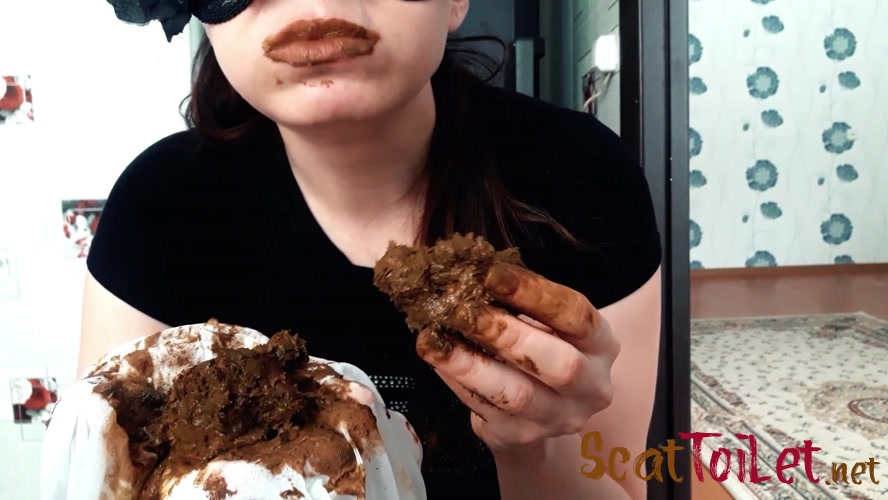 Eating shit out of white pantyhose with ScatLina [MPEG-4]