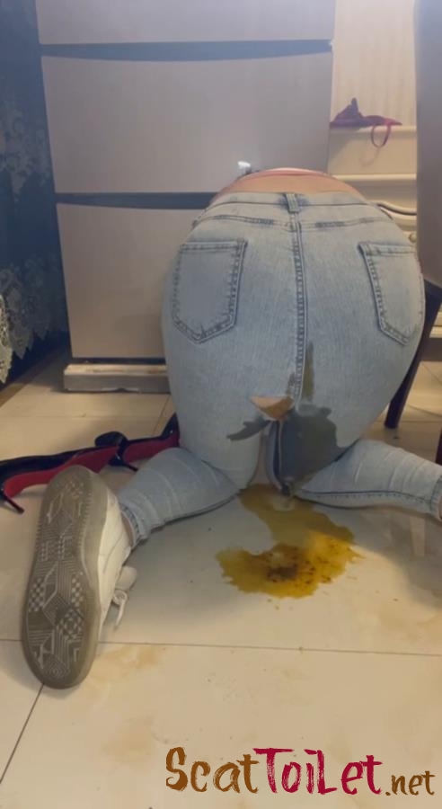 Diarrhea Without Taking Off Jeans, by Hot Chinese Woman. P1 [MPEG-4]