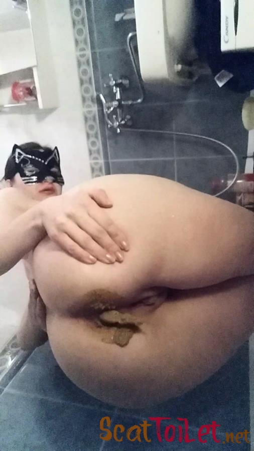 Sitting and total smearing in bathroom with nastygirl [MPEG-4]